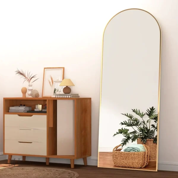 Grand miroir sur pied avec finition dorée élégante