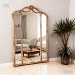 Miroir de grande taille avec cadre doré raffiné