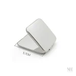 Petit miroir rectangulaire pratique pour retouches de beauté