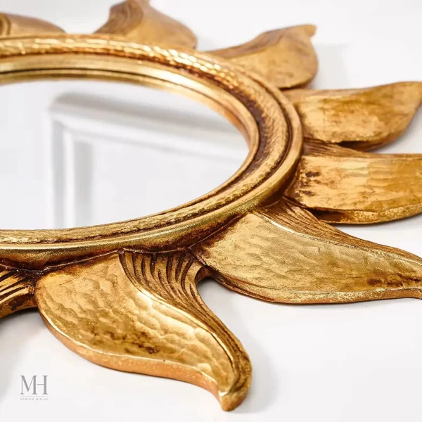 Miroir design soleil doré pour un intérieur chic
