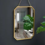 Petit miroir mural décoratif doré