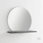 Étagère pratique sous un miroir décoratif en bois