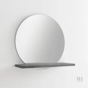 Étagère pratique sous un miroir décoratif en bois